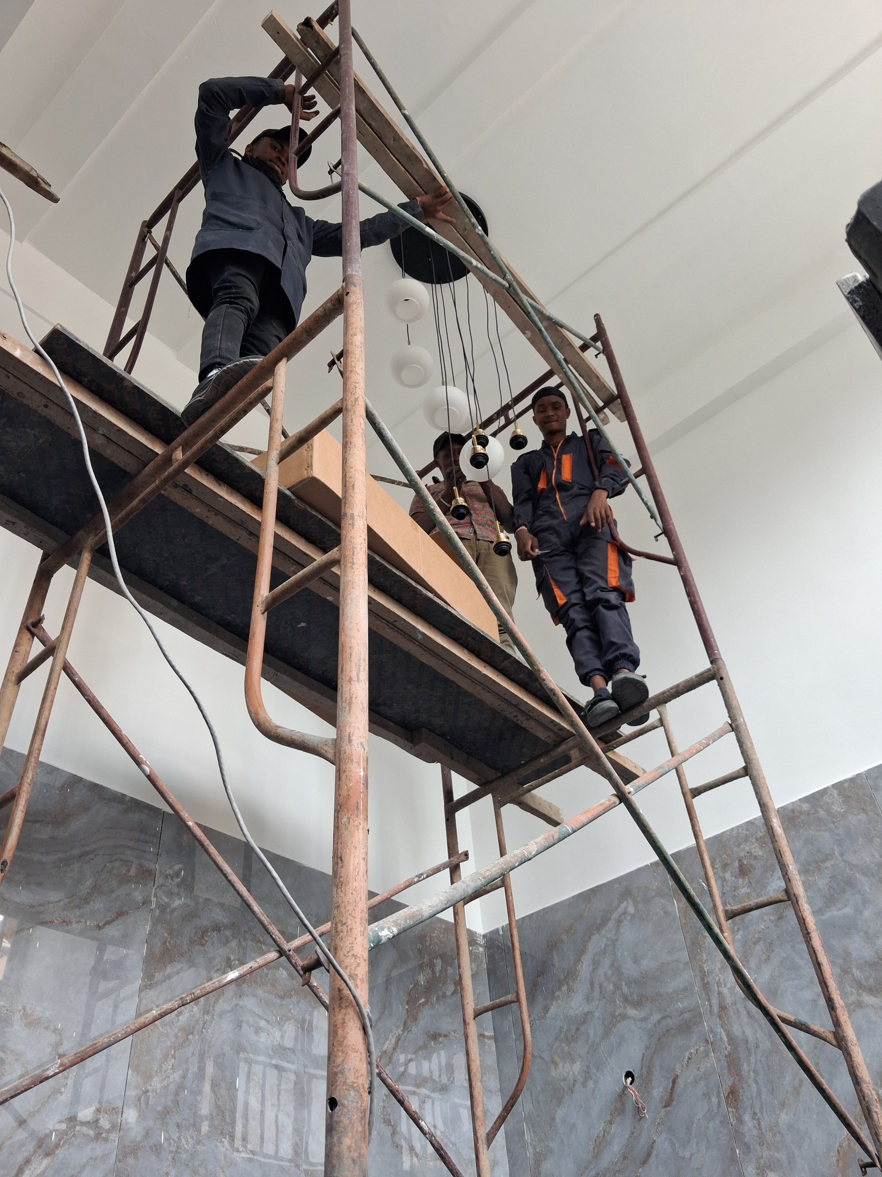 Chandelier mounting